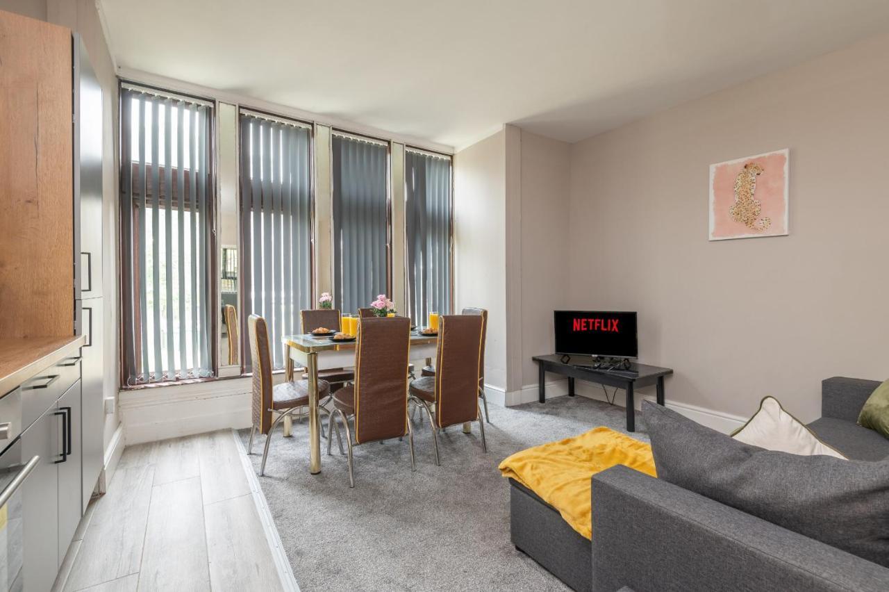 K North Park Road Apartment *